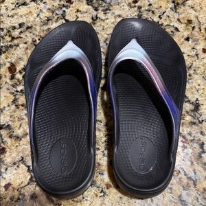 OOFOS Black Sandals with Multicolor Straps